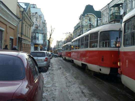 Автівка на "євробляхах" заблокувала рух трамваїв на столичному Подолі